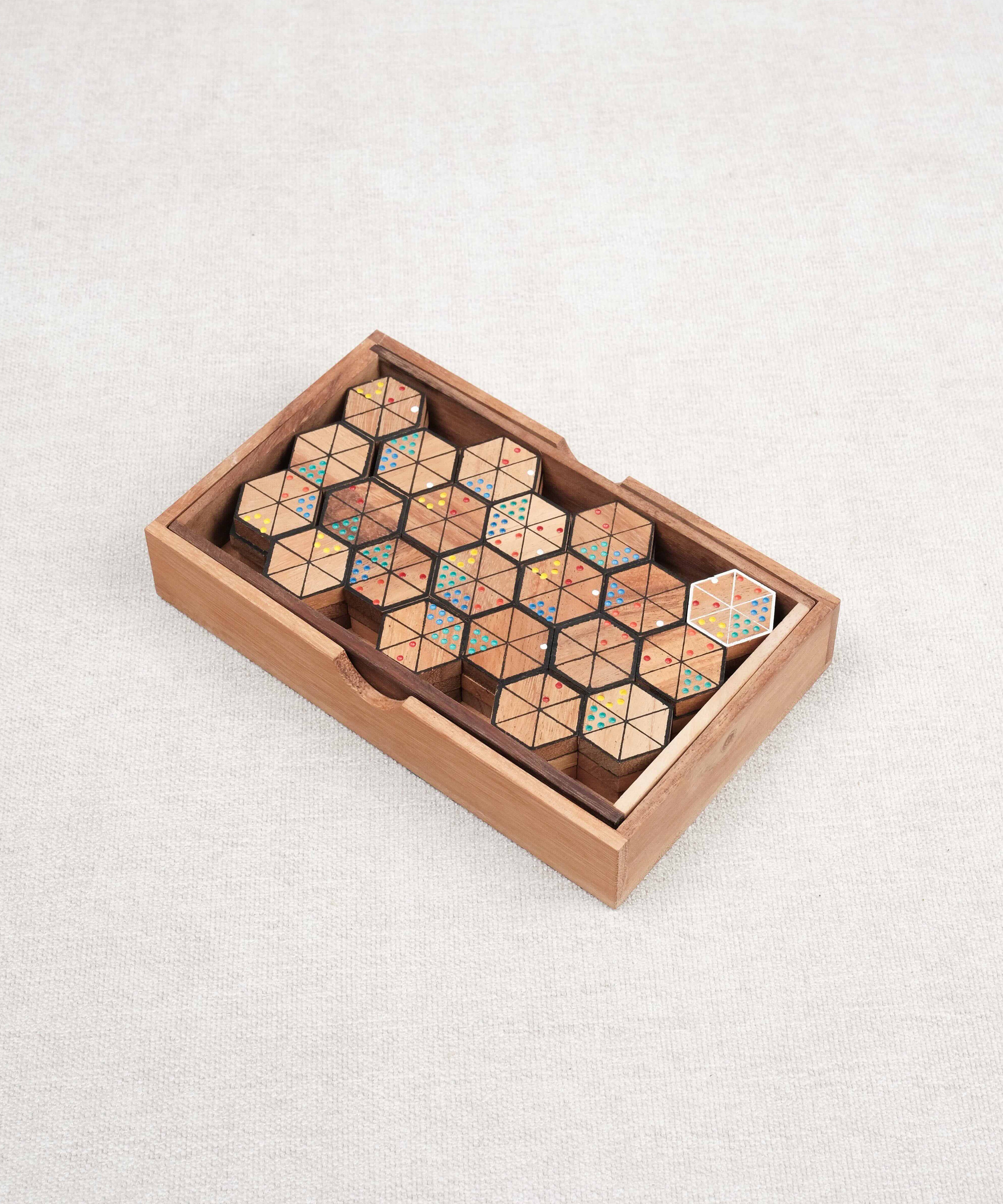 Coffret Hexadomino en bois avec pièces hexagonales sérigraphiées et colorées