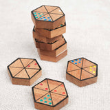 Pions hexagonaux en bois sérigraphiés et colorés pour Hexadomino