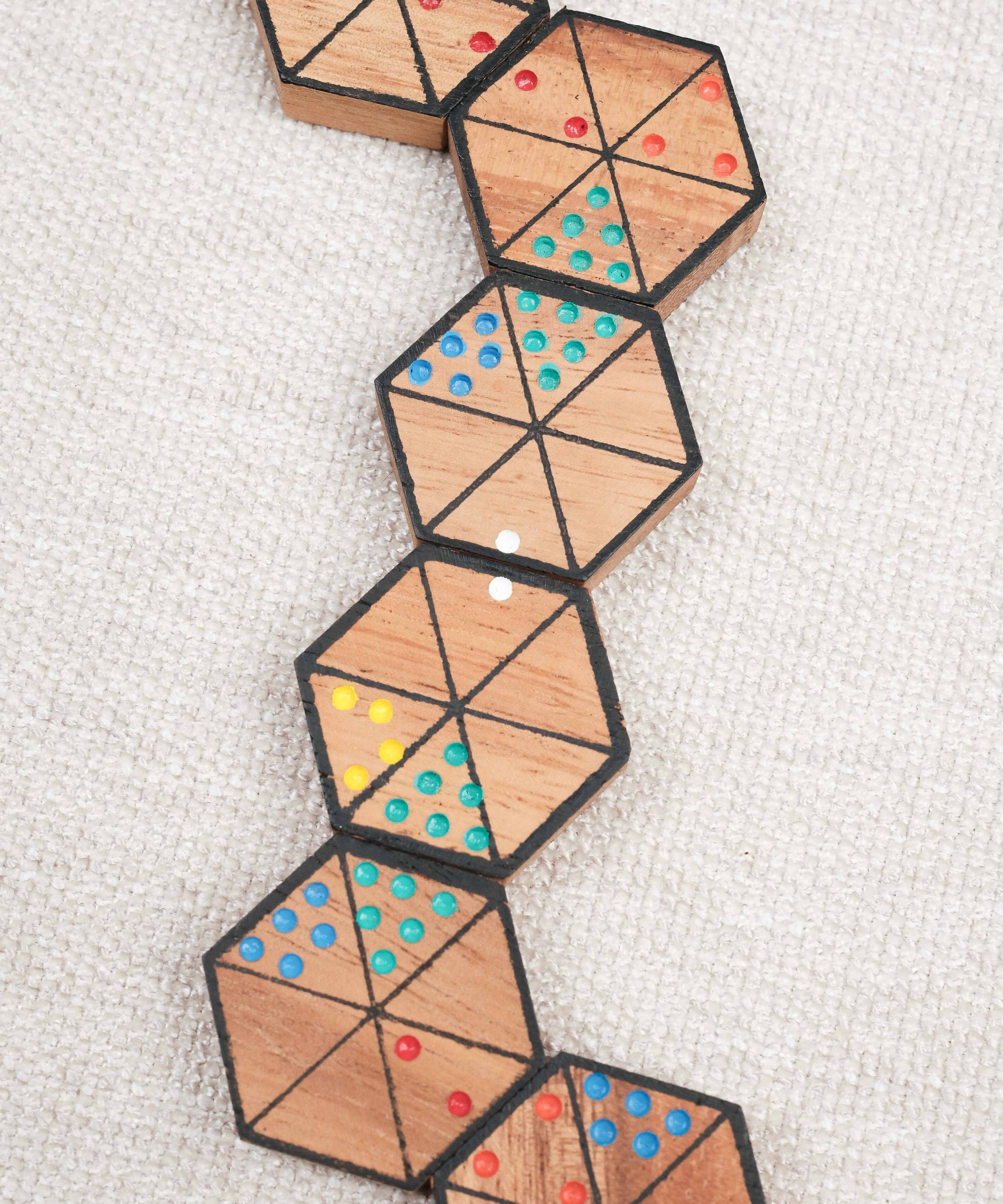 Enchaînement de pièces d’Hexadomino formant une ligne