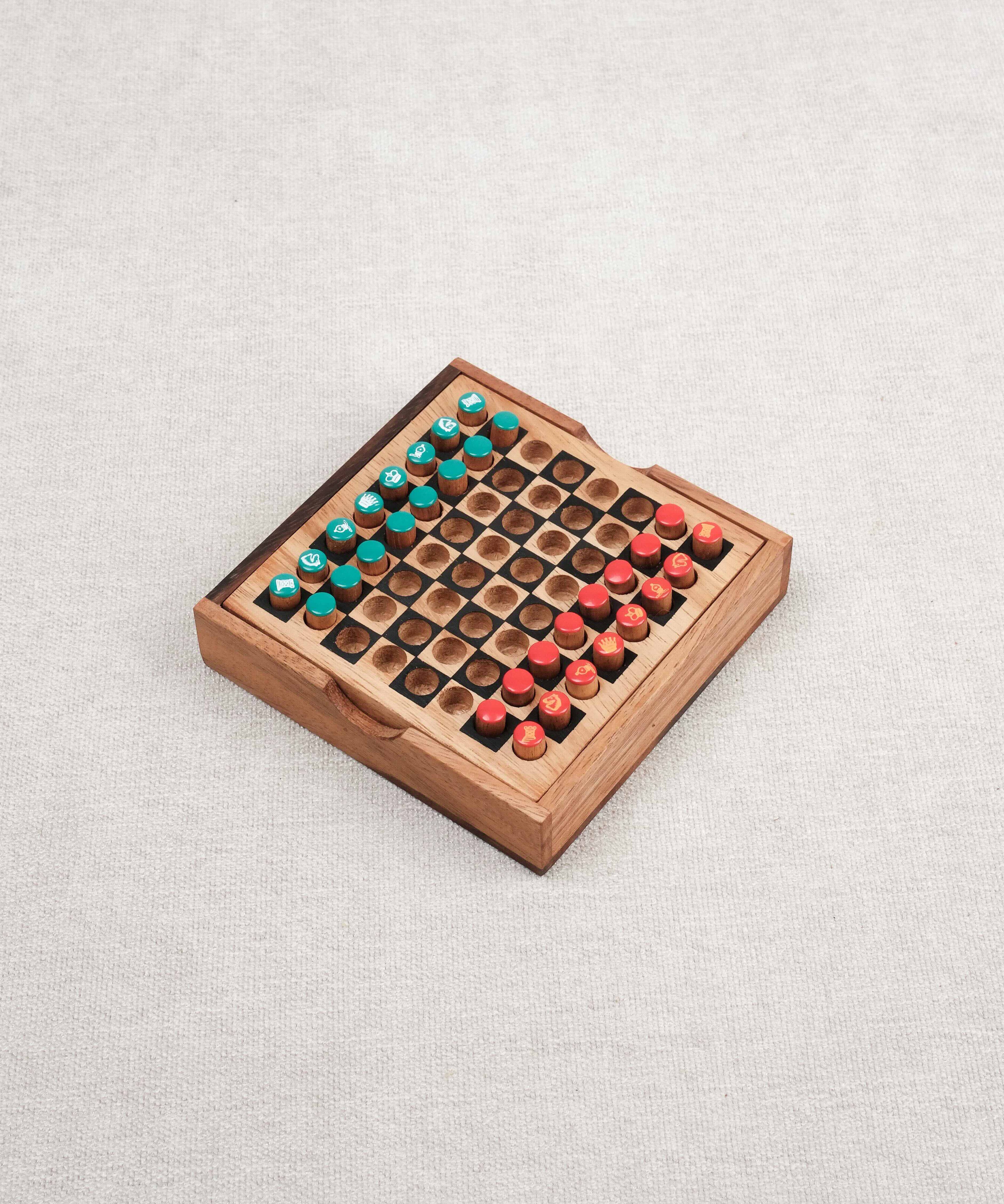 Jeu d’échecs de voyage en bois – petit échiquier compact