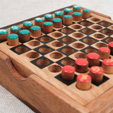 Plateau d’échecs de voyage en bois avec pions rouges et bleus