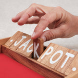 Main fermant une case du jeu Ferme la Boîte.