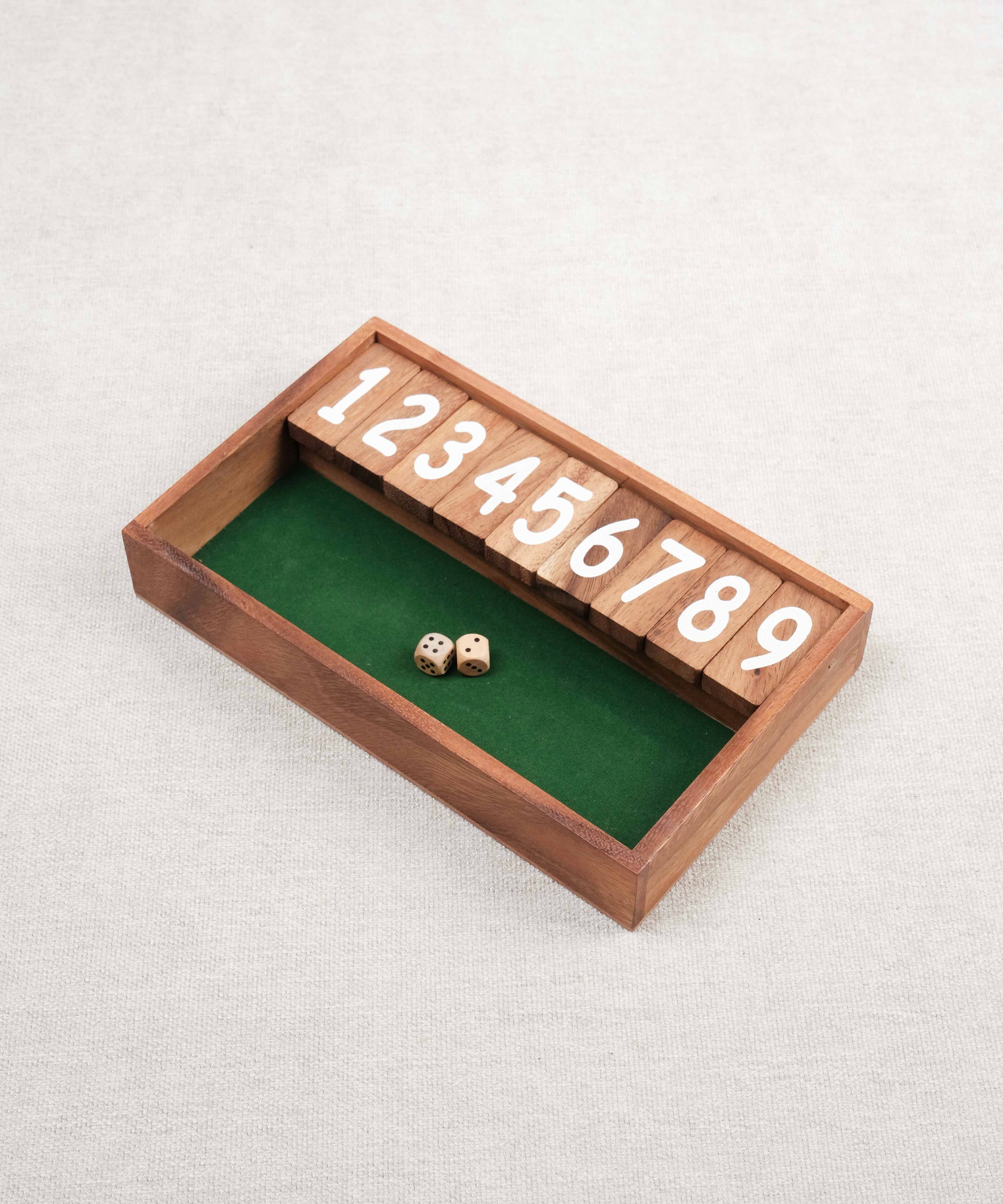 Petit modèle du jeu Ferme la Boîte en bois avec dés.