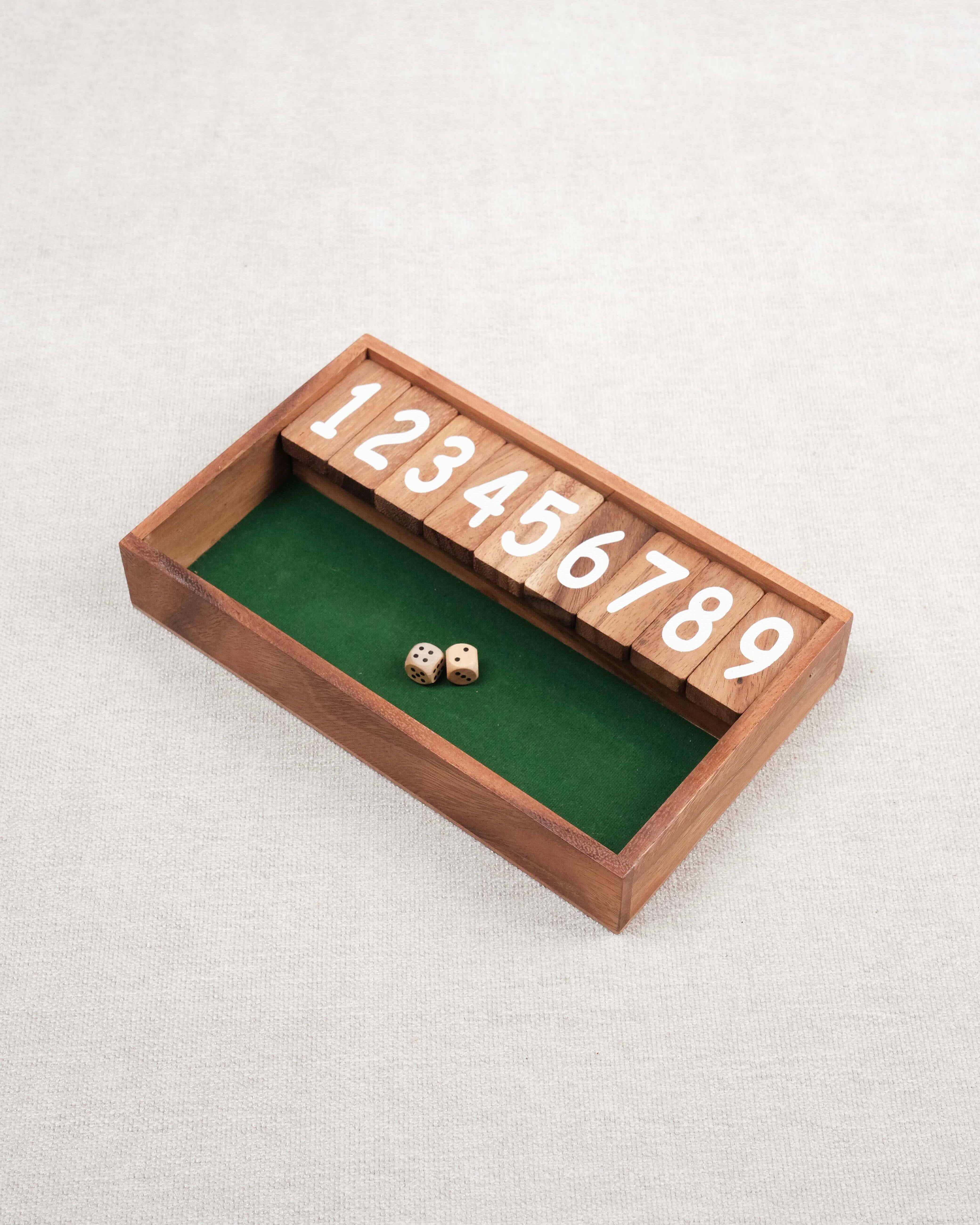 Petit modèle du jeu Ferme la Boîte en bois avec dés.