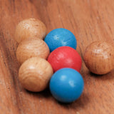 Gros plan sur les billes de couleur dans La Giroulette en bois