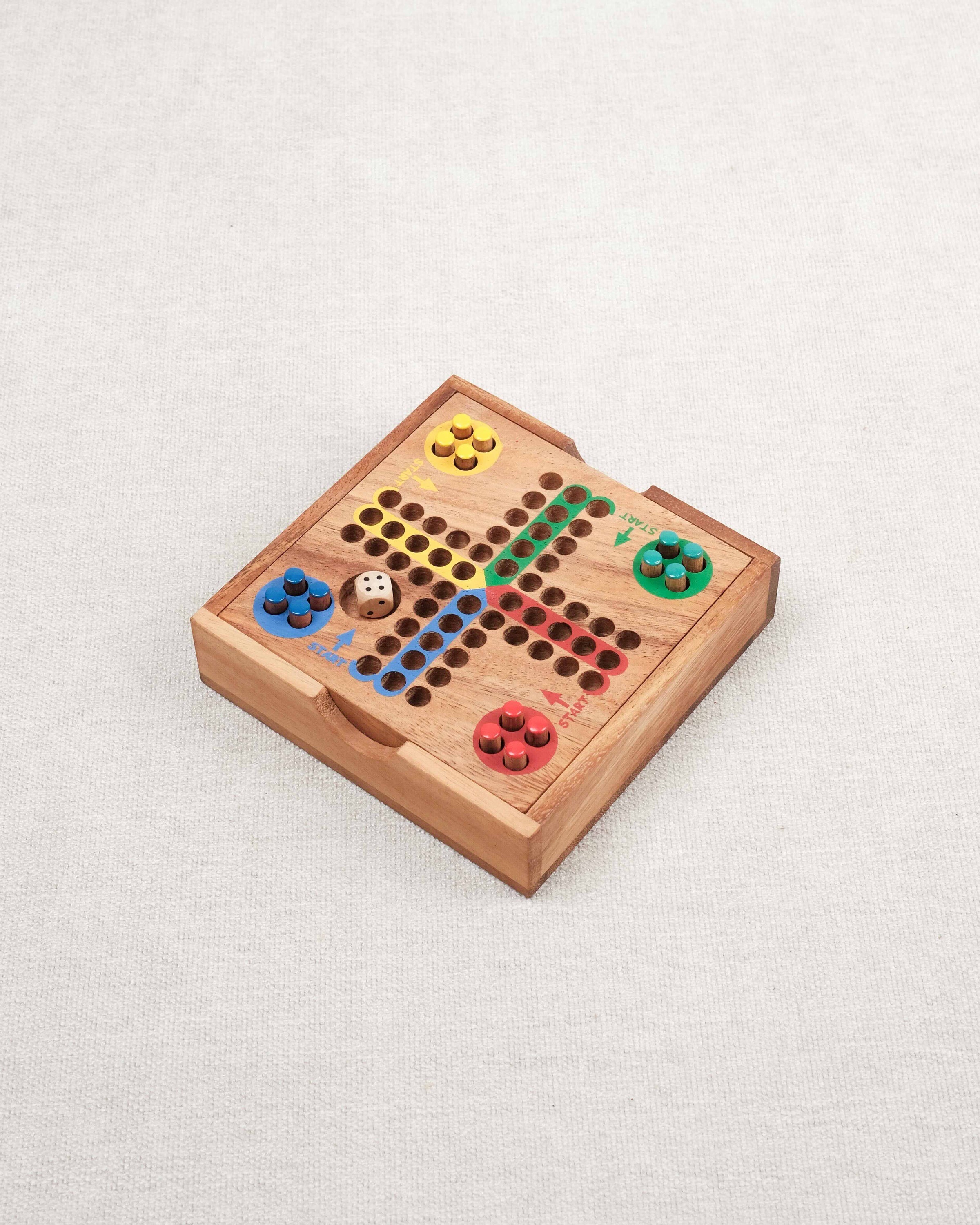 Plateau en bois du jeu des Petits Chevaux 4 joueurs