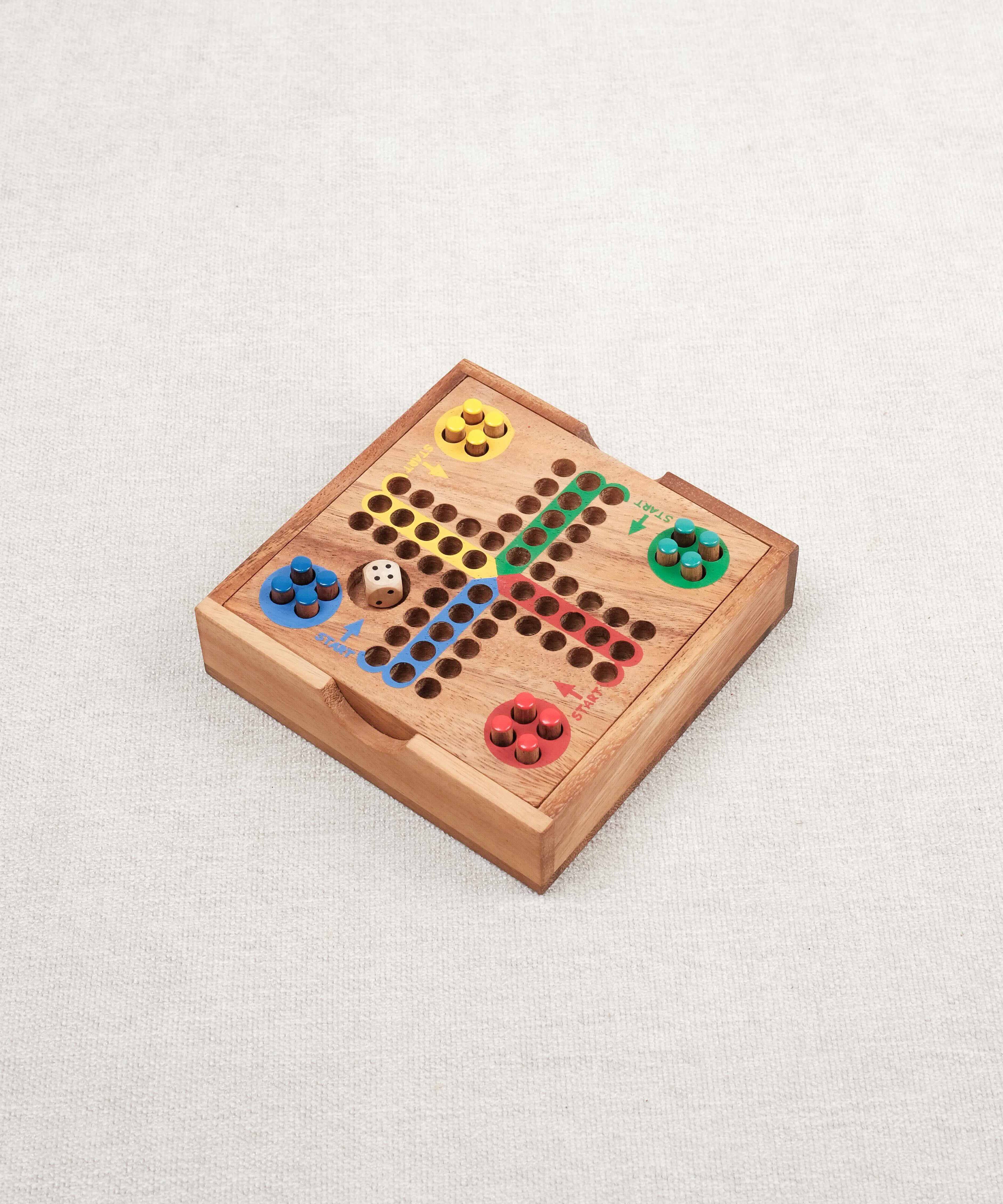 Plateau en bois du jeu des Petits Chevaux 4 joueurs