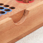 Coffret en bois ouvert avec pions et rangement intégré