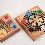 Jeu des Petits Chevaux 6 joueurs en bois à côté d’une version 4 joueurs plus petite