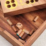 Coffret en bois ouvert avec pions et rangement intégré 