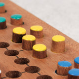Gros plan sur les pions colorés du jeu Barricade