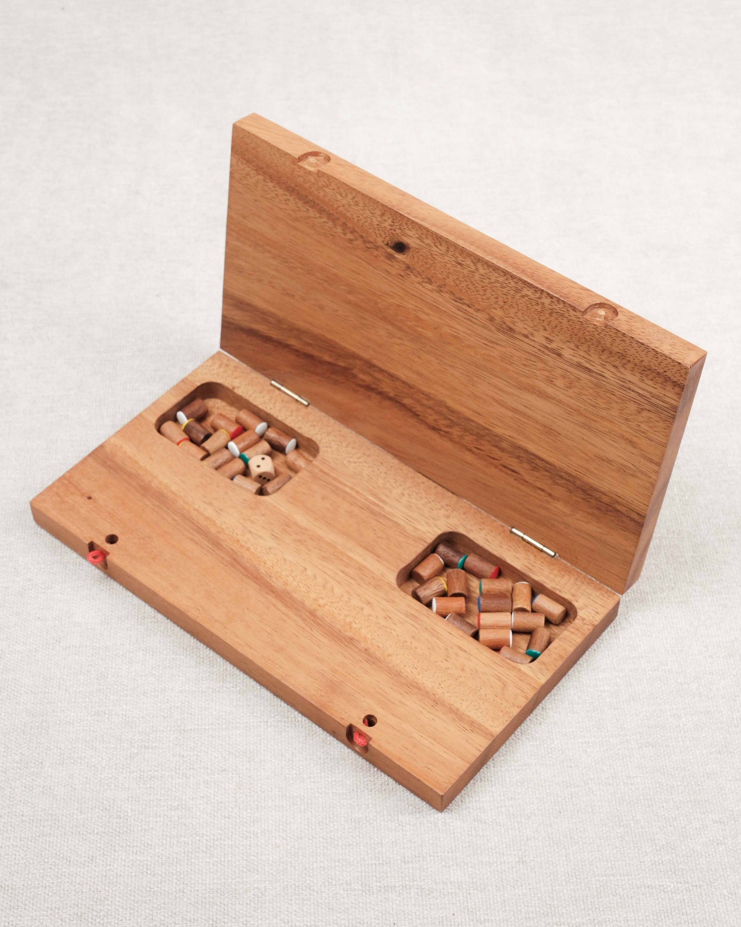 Coffret du jeu Barricade ouvert avec rangement intégré