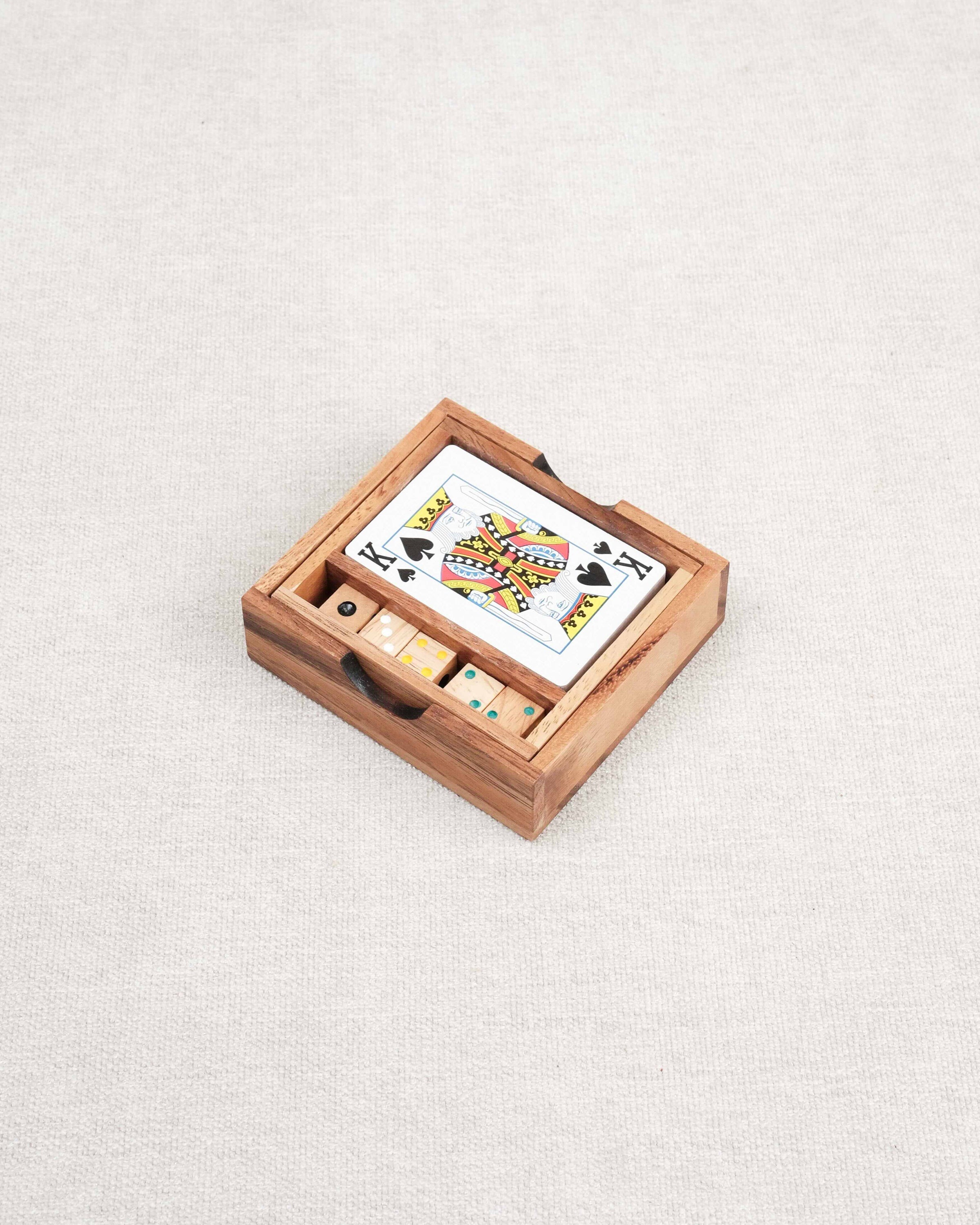 Vue d’ensemble de la boîte en bois ouverte avec cartes et dés bien rangés
