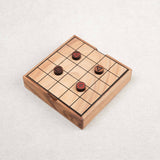 Plateau en bois du jeu Le Mystrio avec pions posés.