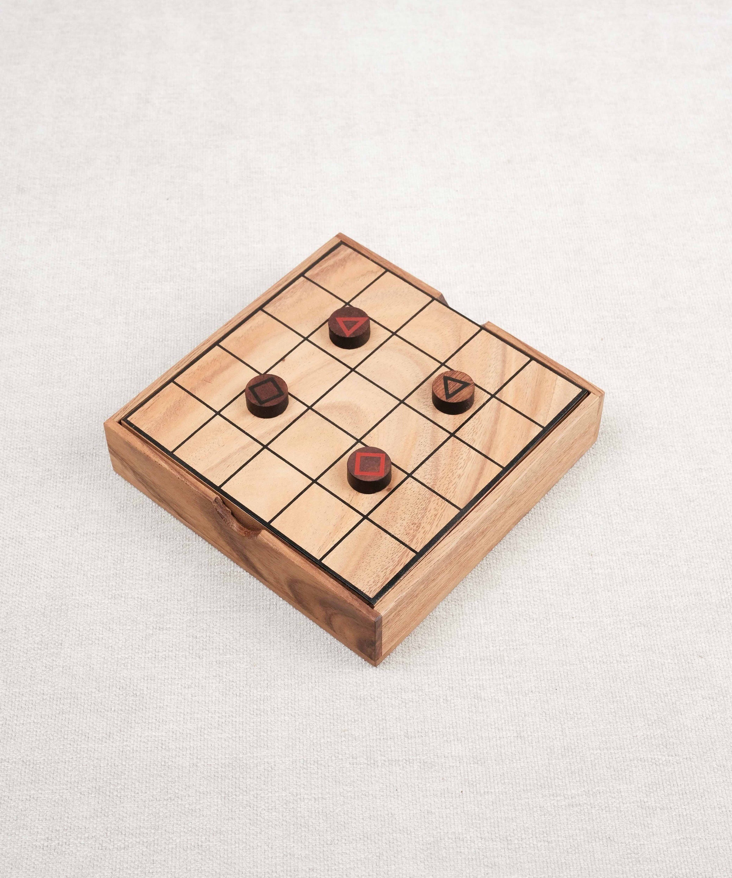 Plateau en bois du jeu Le Mystrio avec pions posés.