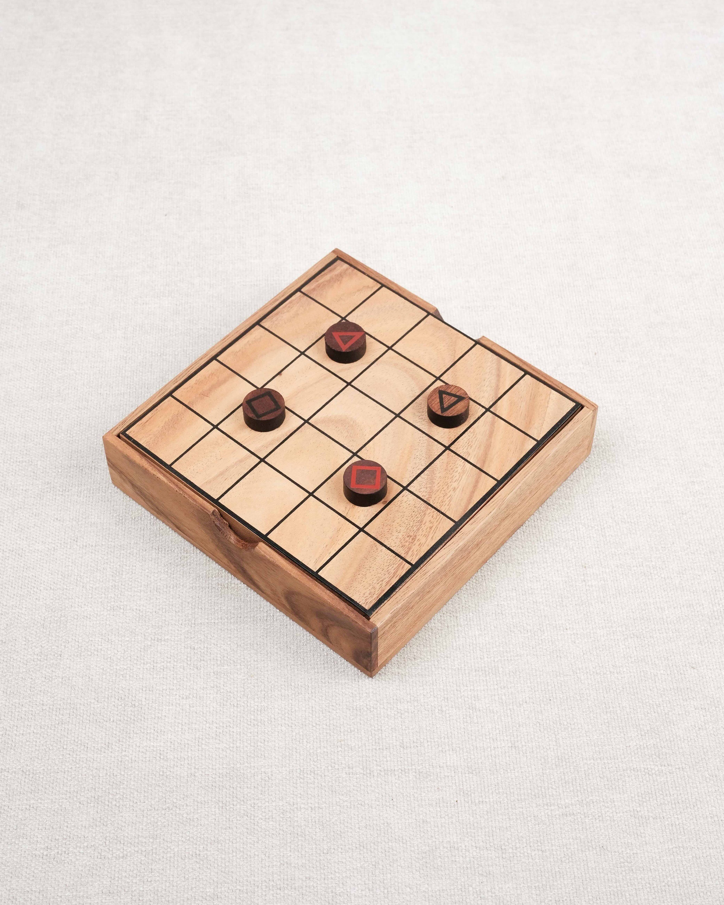 Plateau en bois du jeu Le Mystrio avec pions posés.