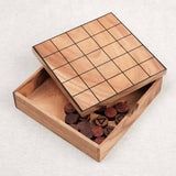 Boîte ouverte du jeu Le Mystrio avec pions rangés.