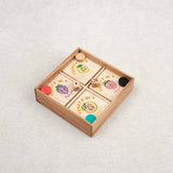 Jeu Funky Fruity en bois avec fruits illustrés et pions colorés.