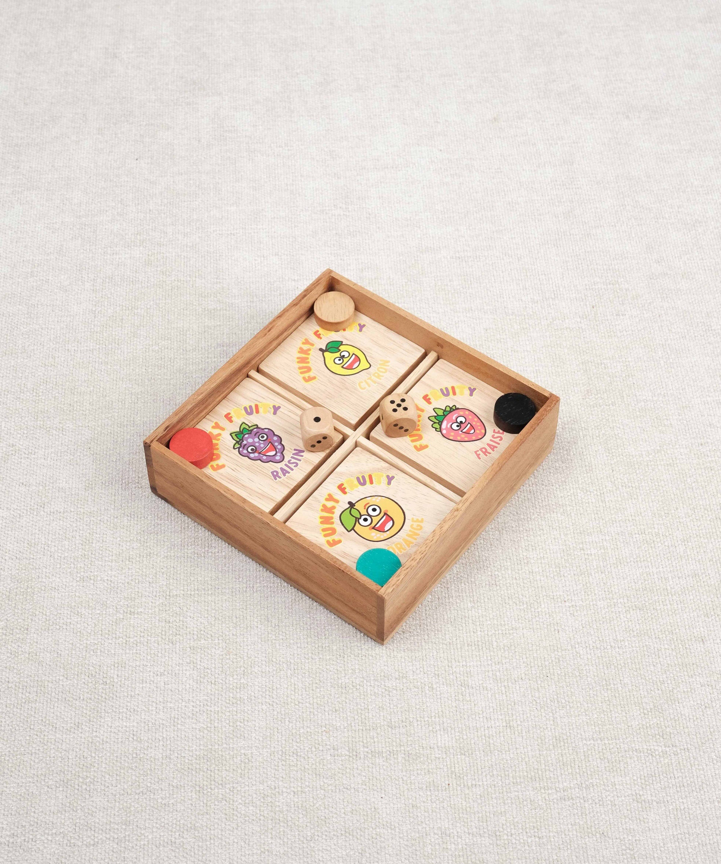 Jeu Funky Fruity en bois avec fruits illustrés et pions colorés.