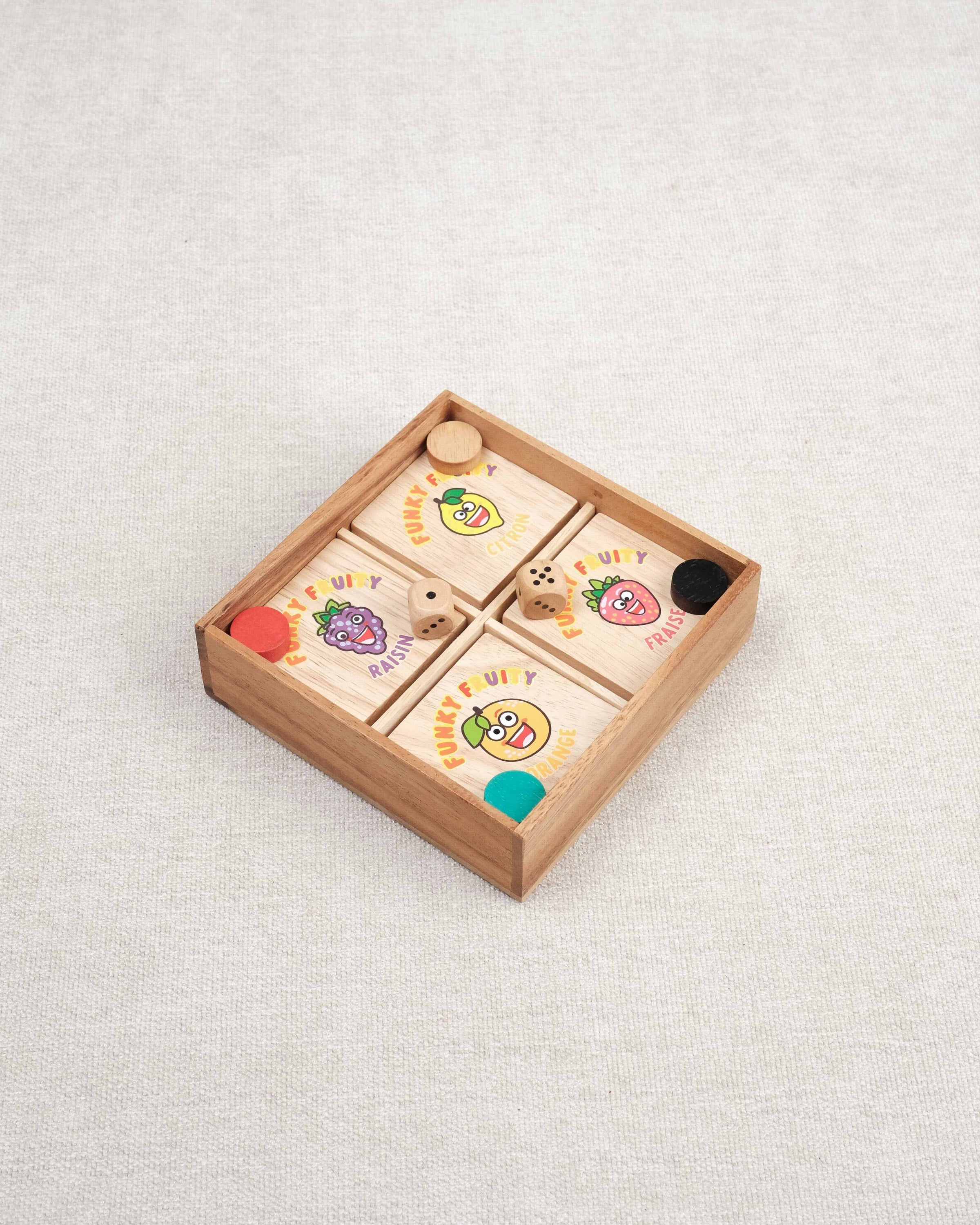 Jeu Funky Fruity en bois avec fruits illustrés et pions colorés.