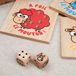 Détails des deux dès  en bois du jeu À Poil le Mouton.