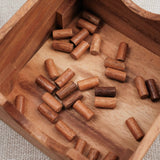 Pions en bois dans coffret du jeu À Poil le Mouton.