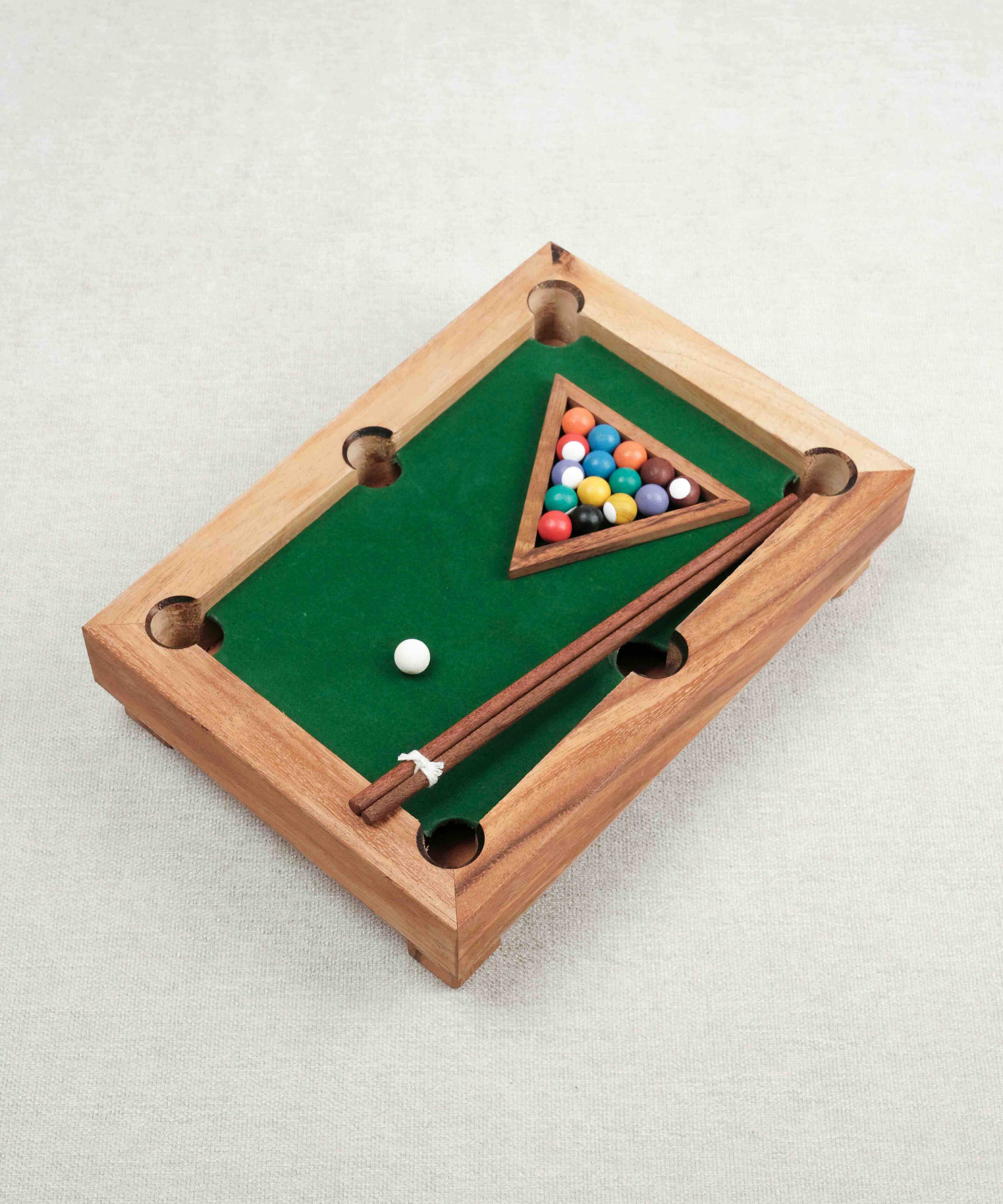 Mini billard en bois avec plateau vert et boules colorées rangées en triangle