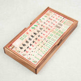 Coffret en bois ouvert de Mah-Jong avec tuiles alignées