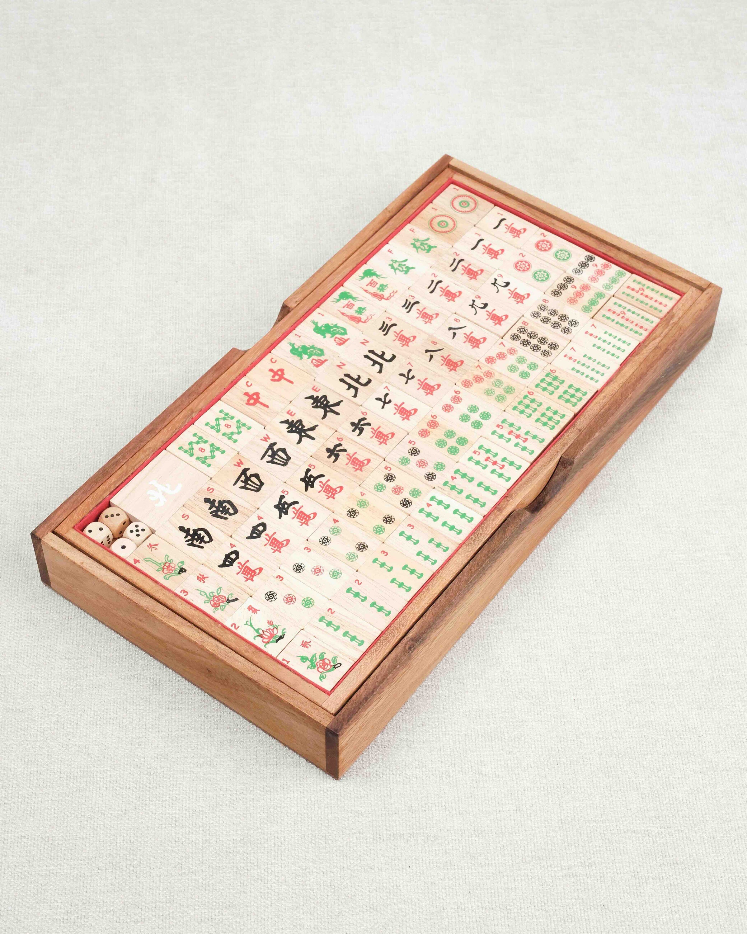 Coffret en bois ouvert de Mah-Jong avec tuiles alignées