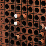 Plateau vertical avec grille de bataille navale et pions blancs et noirs insérés