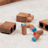 Briques navires en bois et pions colorés sur une table