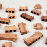 Ensemble des pièces en bois de la bataille navale disposées sur une table