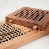 Plateau démonté avec la grille amovible posée sur le coffret en bois