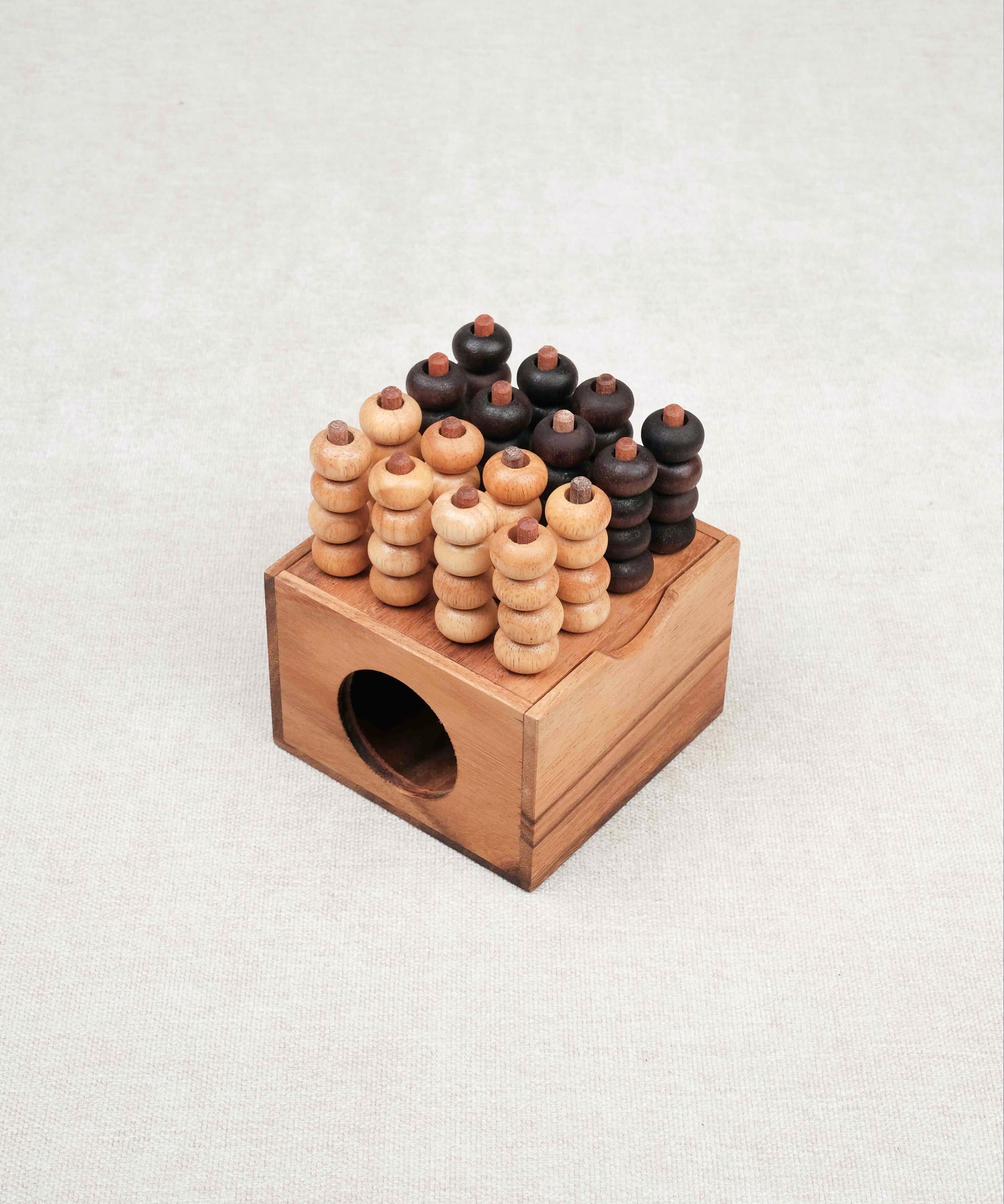 Jeu Puissance 4 3D en bois avec pions clairs et foncés alignés