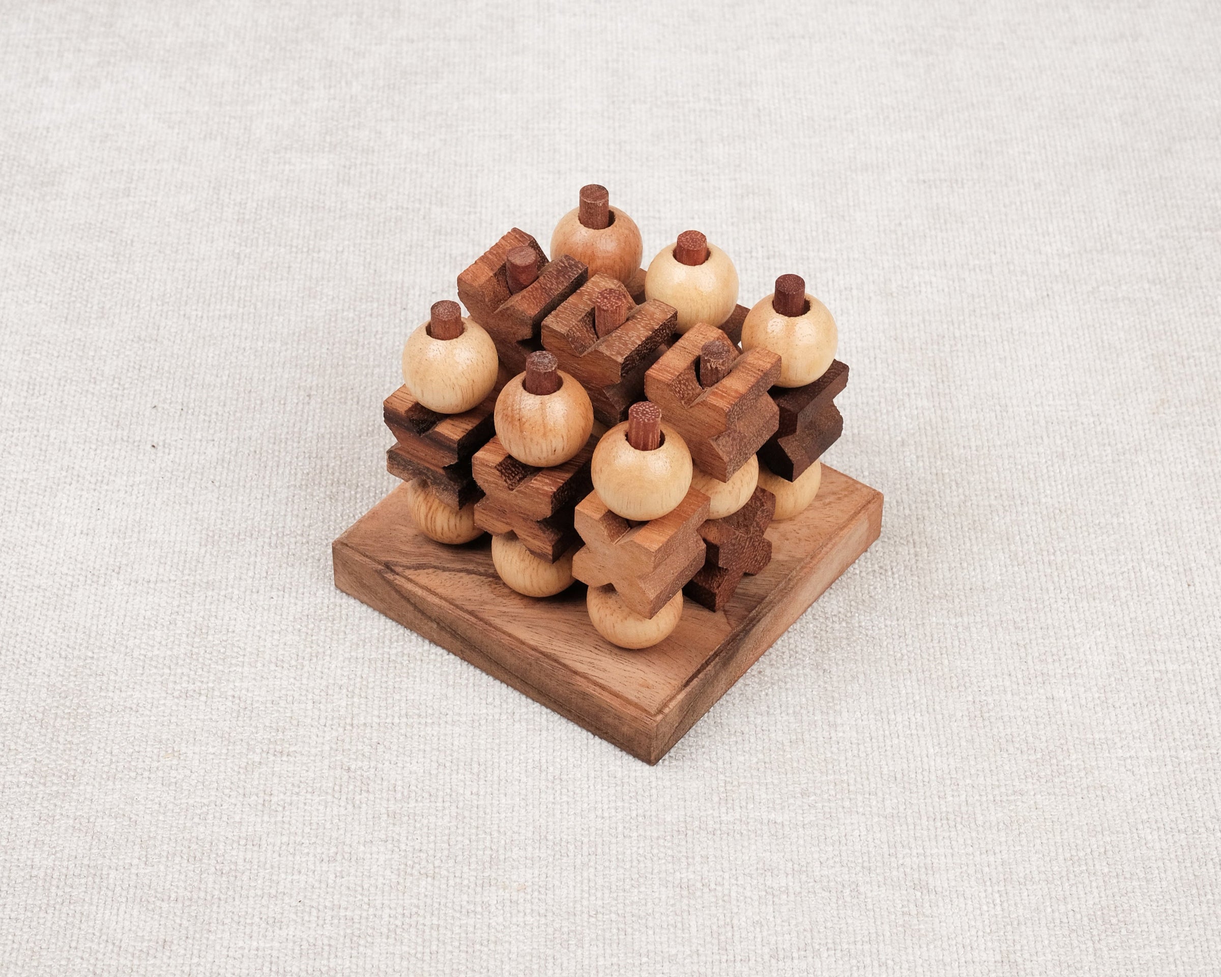 Morpion 3D en bois avec pions noirs et rouges