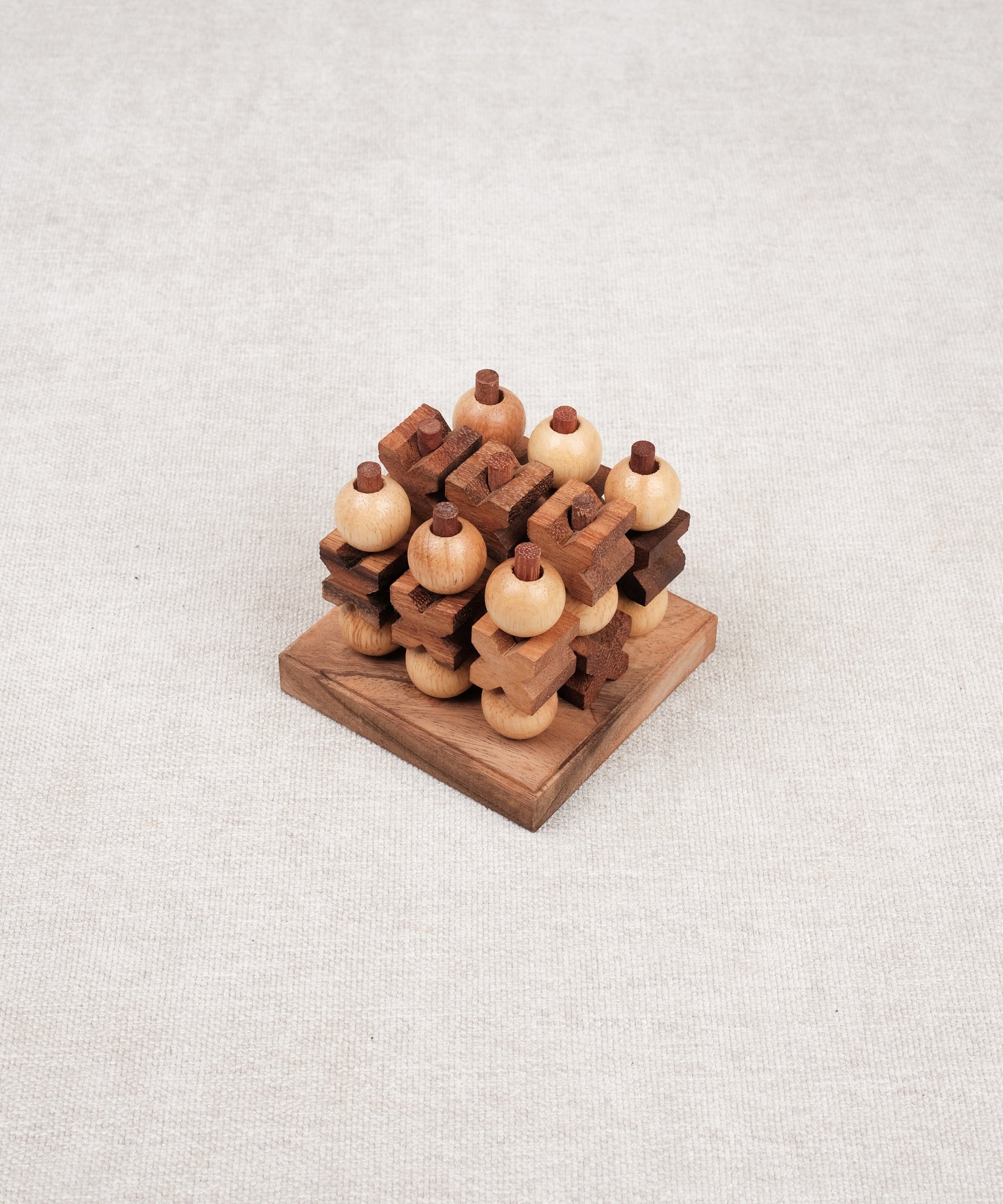 Morpion 3D M en bois naturel avec boules et croix en acacia et hévéa