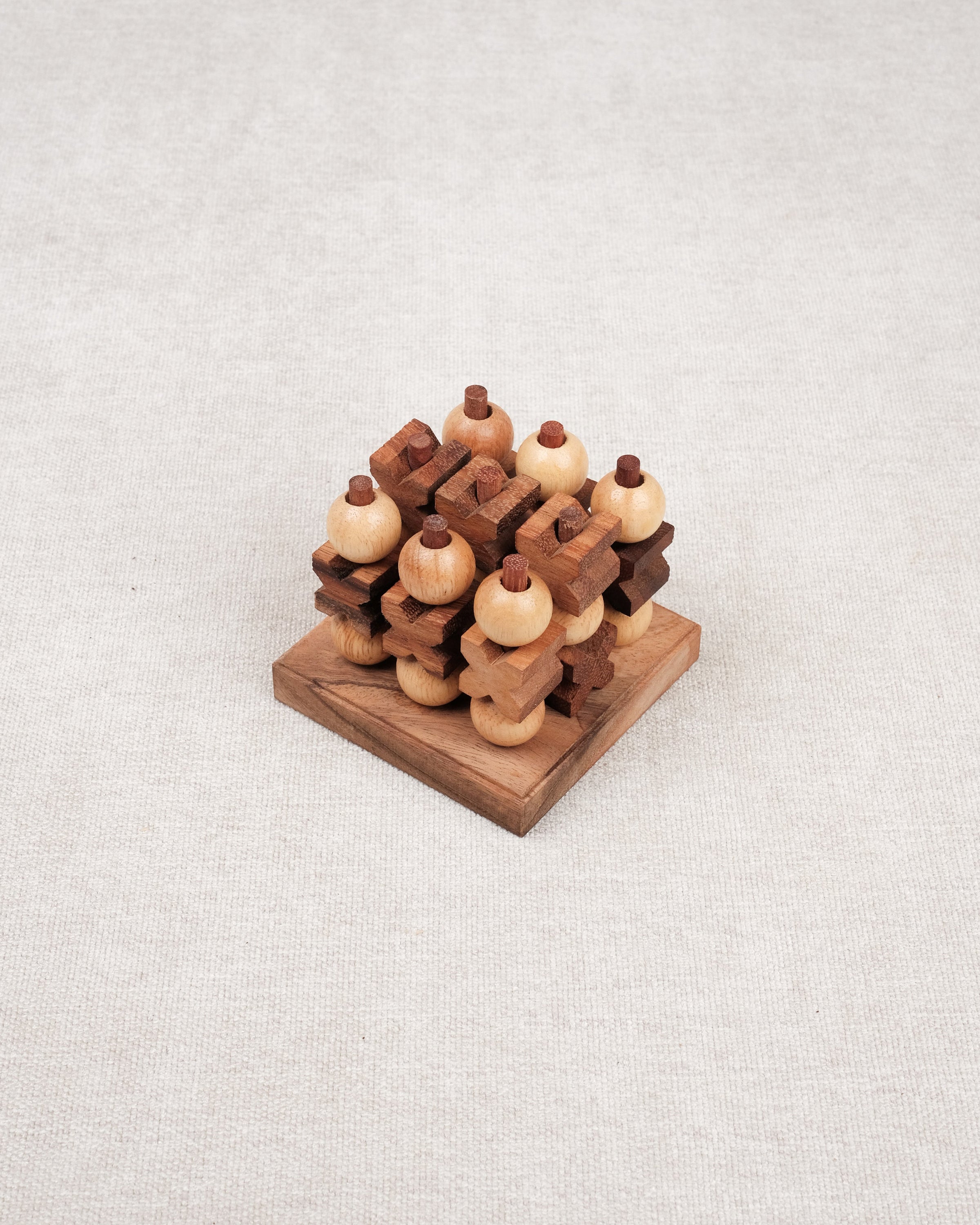 Morpion 3D M en bois naturel avec boules et croix en acacia et hévéa