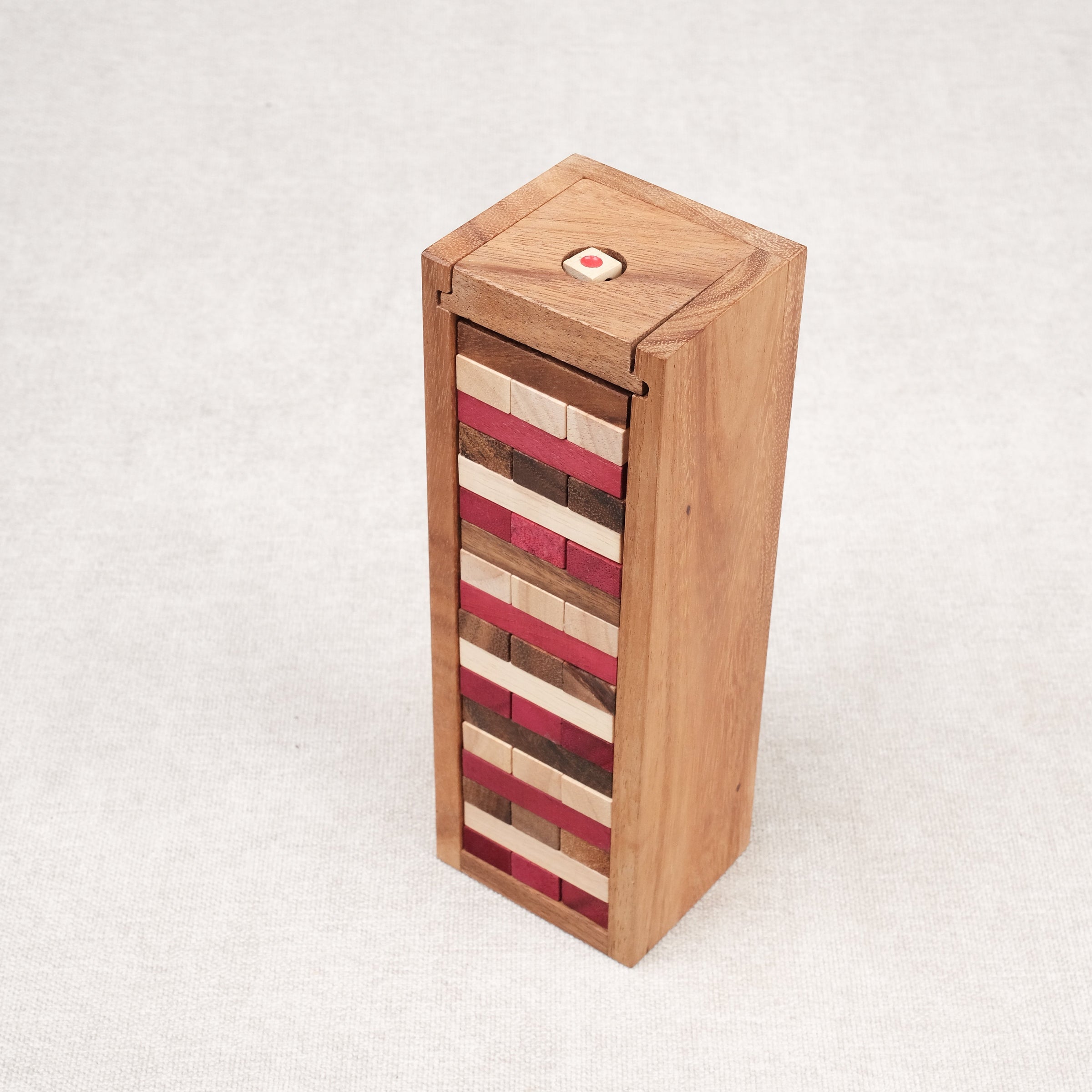 Tour de jenga couleurs dans son coffret en bois