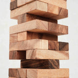 Gros plan sur les blocs de Jenga en bois massif