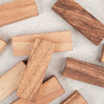 Gros plan sur les blocs de Jenga en bois massif posés en vrac su fond blanc