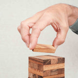 Joueur en train de retirer une pièce du Jenga bois