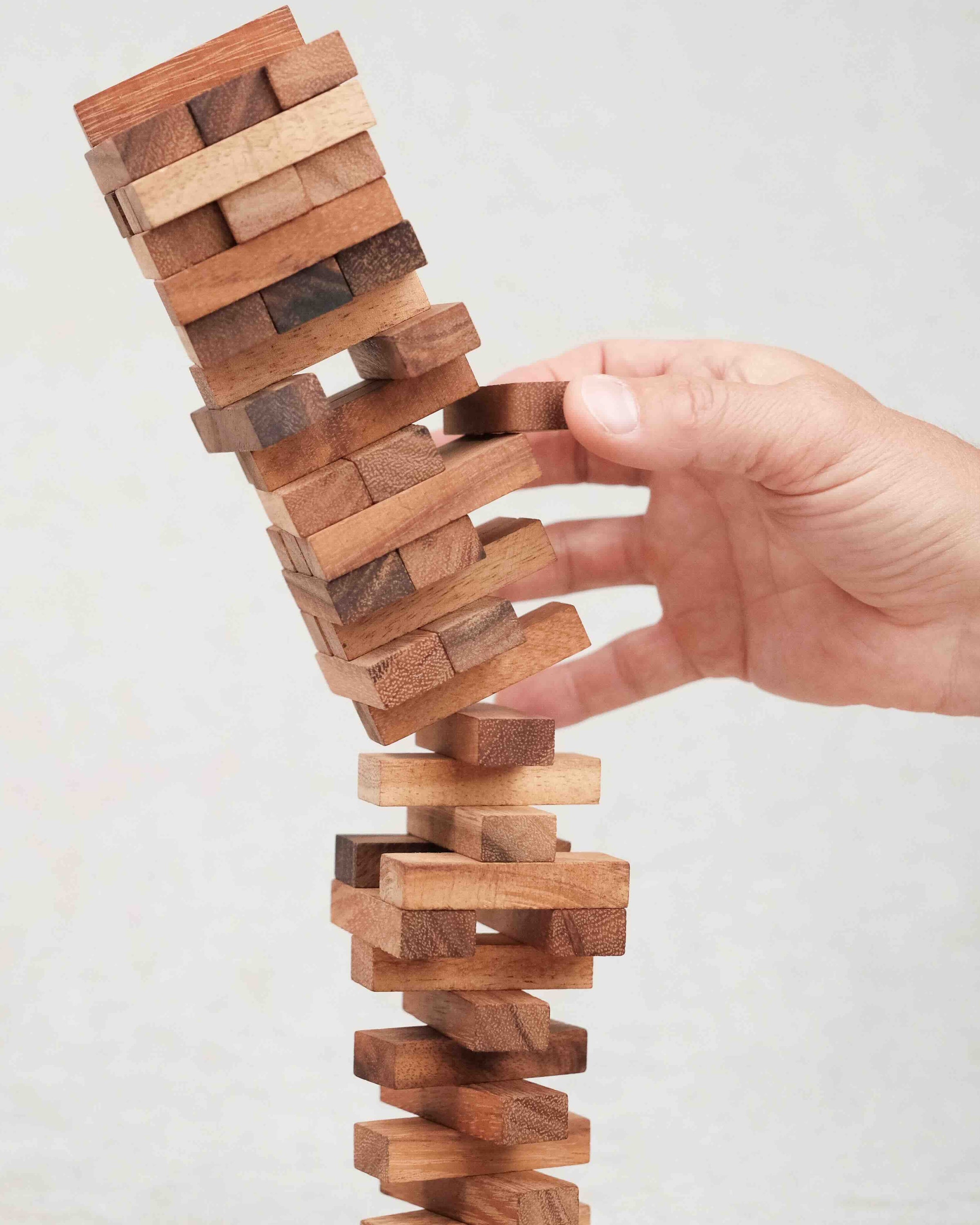Jenga ou tour infernale instable en bois d’albizia 