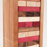 Coffret bois ouvert avec tour Jenga couleur rangée et dé