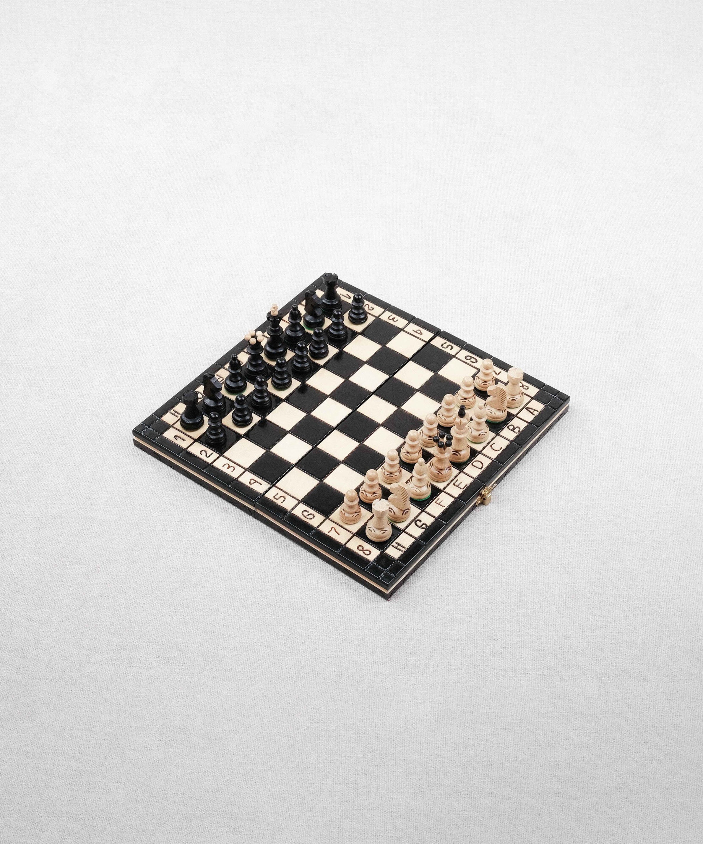 Jeu d’échecs en bois noir et naturel format M avec pièces disposées