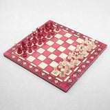 Jeu d’échecs XL en bois rouge – Plateau ouvert avec pièces en place