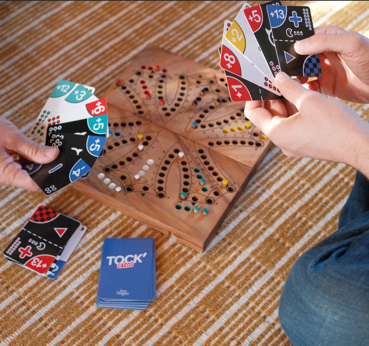 Partie de Tock en bois avec les cartes Tock'CARDS