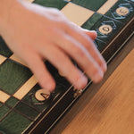 Vidéo Jeux Faugère : jeu d'échecs XL vert en situation – partie de stratégie en bois