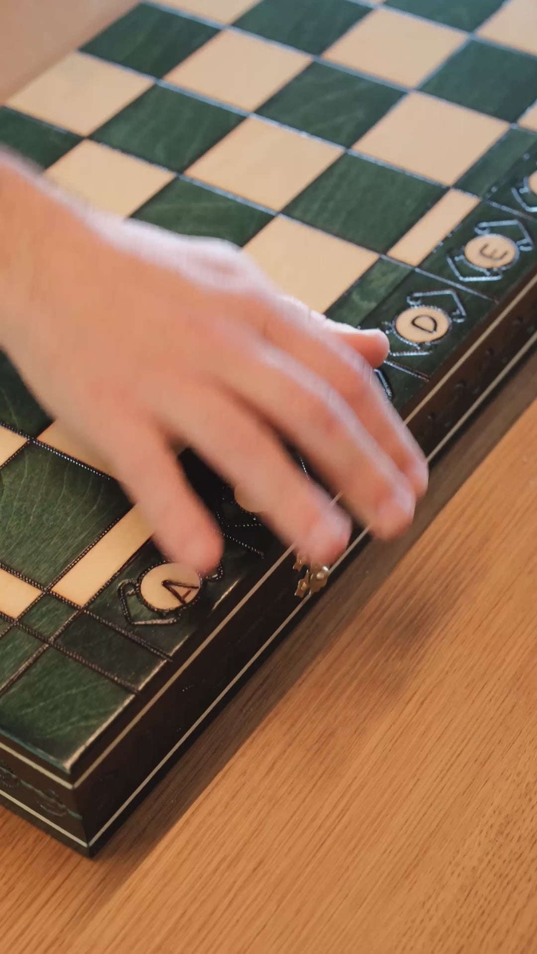 Vidéo Jeux Faugère : jeu d'échecs XL vert en situation – partie de stratégie en bois