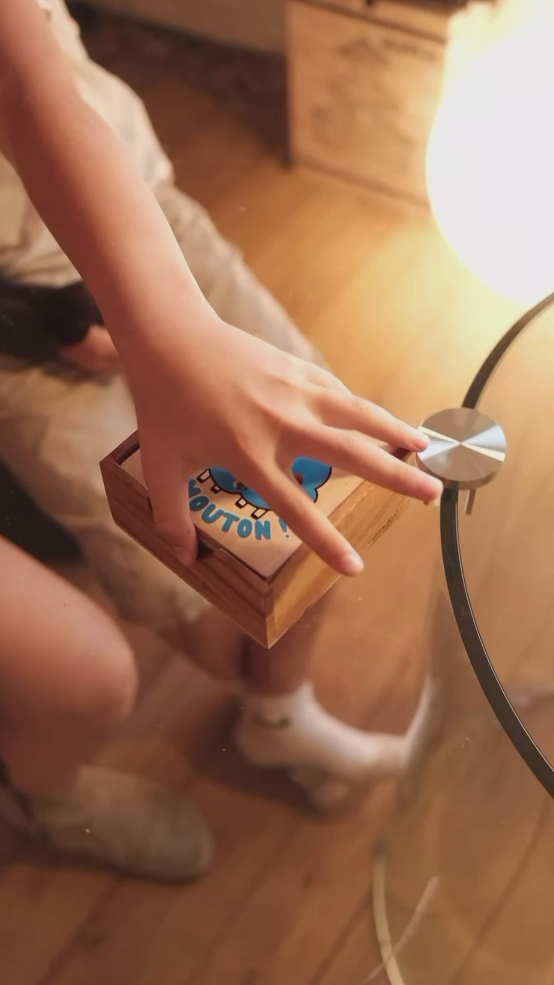 Vidéo Jeux Faugère : partie du jeu À poil le mouton en famille à la maison – moment convivial entre enfants et maman, jeu de bluff rapide et plein de rebondissements
