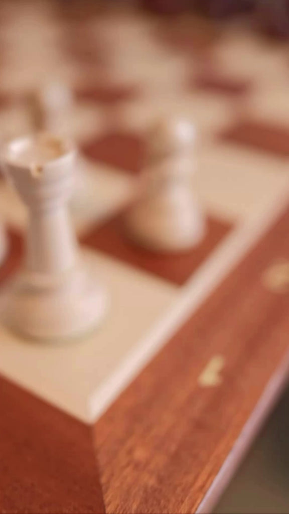 Vidéo Jeux Faugère : dézoom sur le jeu d'échecs en marqueterie XL posé sur une table dans un salon, ambiance cosy